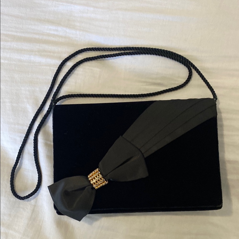 Bueno Black Clutch Sleek Design